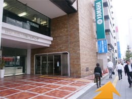 ヤマハの看板が目印の建物